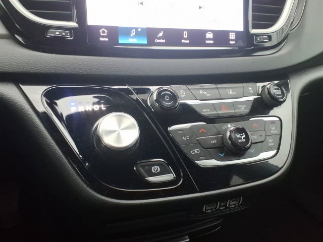 Certified 2025 Chrysler Pacifica Select FWD image 16