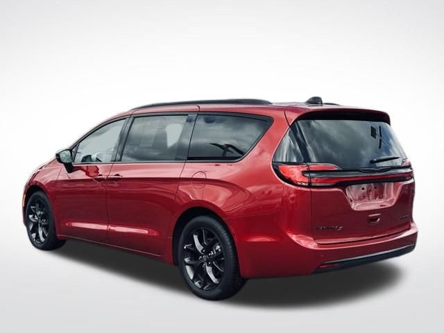 Used 2025 Chrysler Pacifica Limited image 9