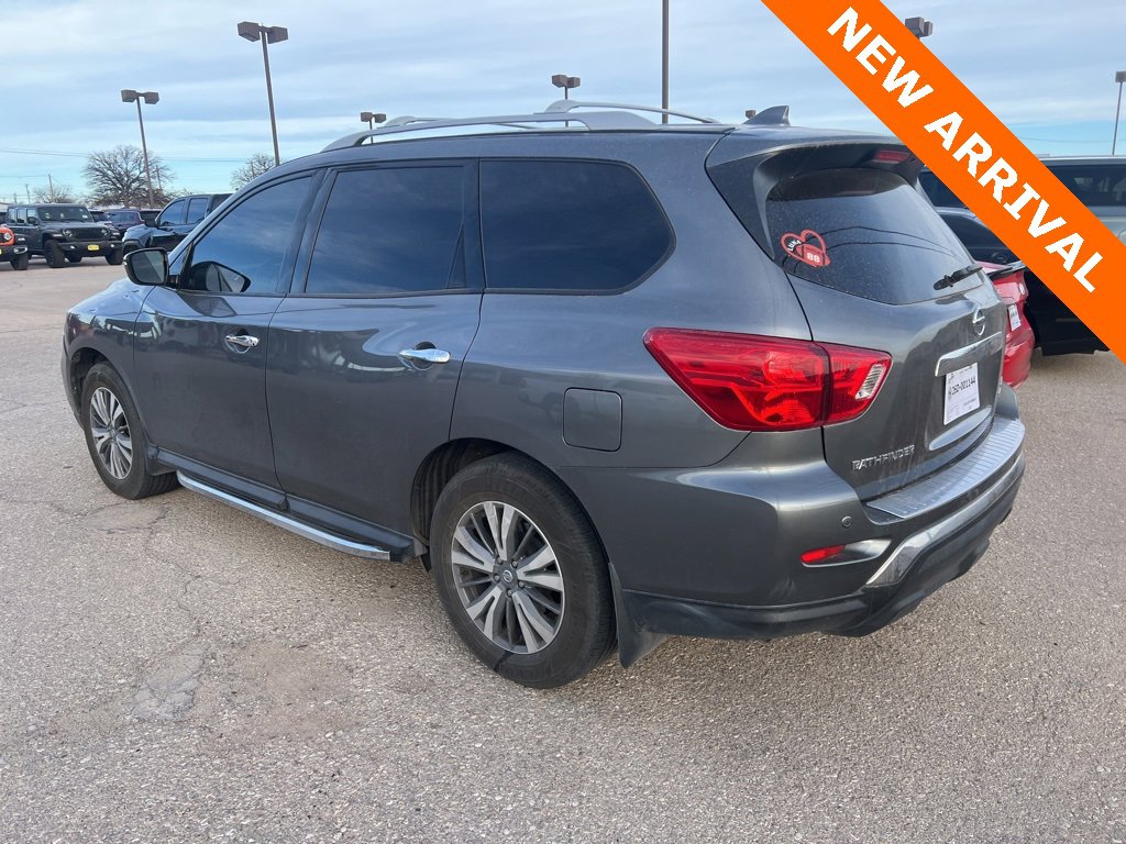 Used 2020 Nissan Pathfinder SV image 3