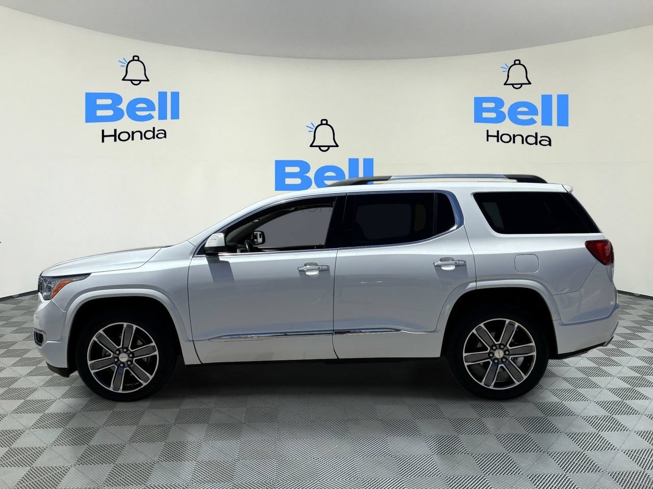 Used 2019 GMC Acadia Denali w/ Technology Package FWD image 2