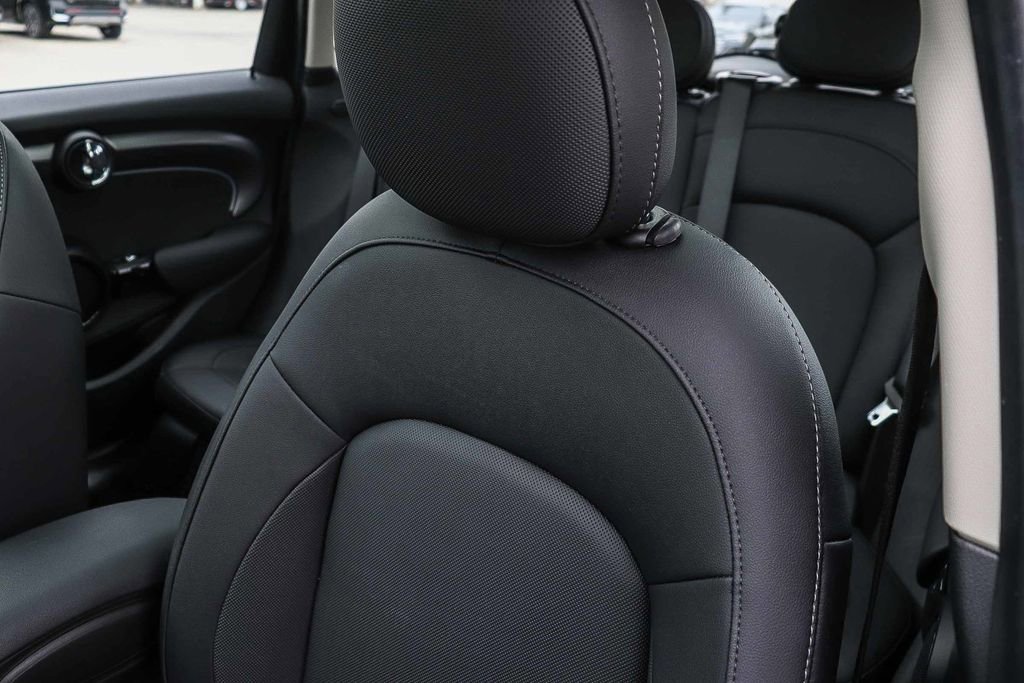 Used 2024 MINI Cooper 4-Door Hardtop image 32