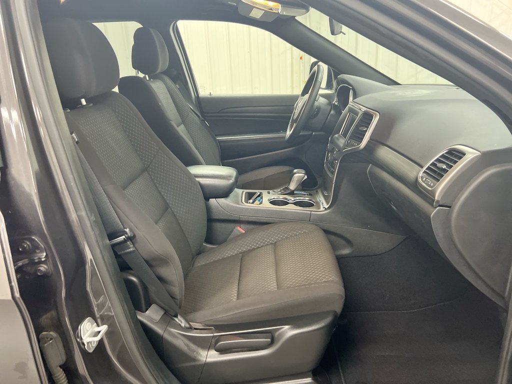 Used 2021 Jeep Grand Cherokee Laredo w/ Security & Convenience Group AWD/4WD image 21