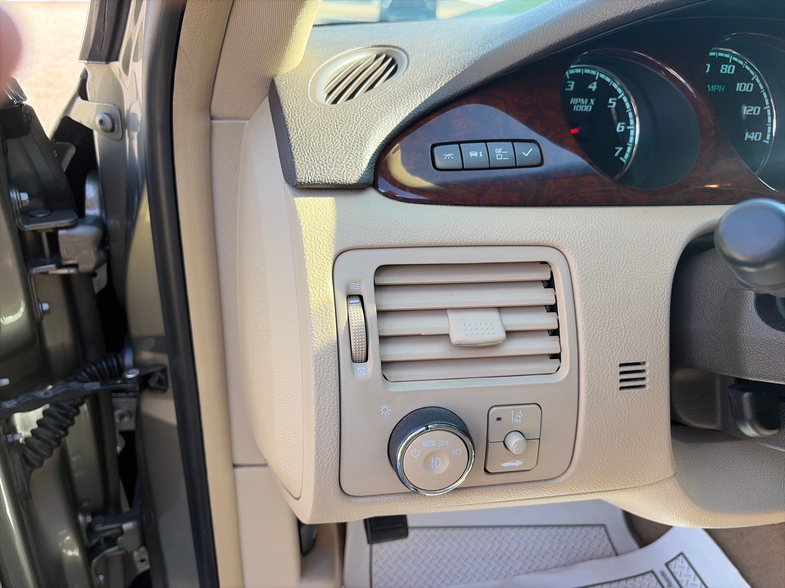 Used 2011 Buick Lucerne CXL FWD image 15