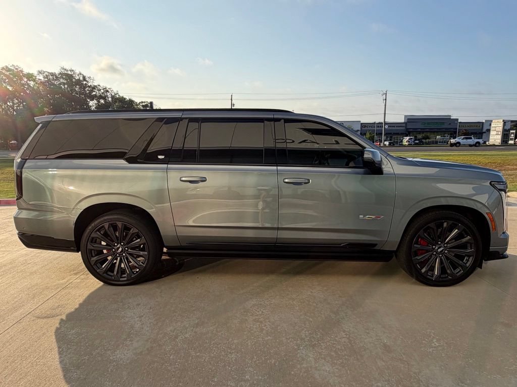 Used 2025 Cadillac Escalade ESV V AWD/4WD image 6