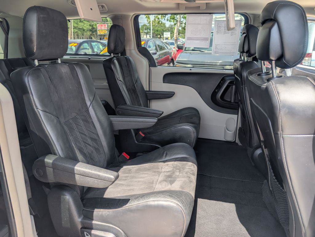 Used 2014 Chrysler Town & Country Touring-L FWD image 16