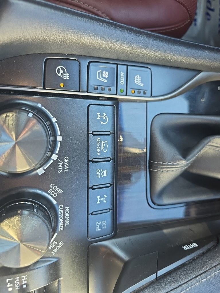 Used 2020 Lexus LX 570 4WD w/ 3rd Row & Luxury Pkg image 32