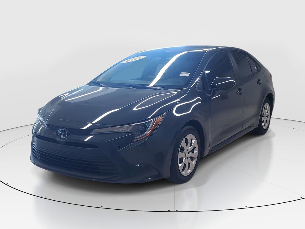 Used 2023 Toyota Corolla LE image 3