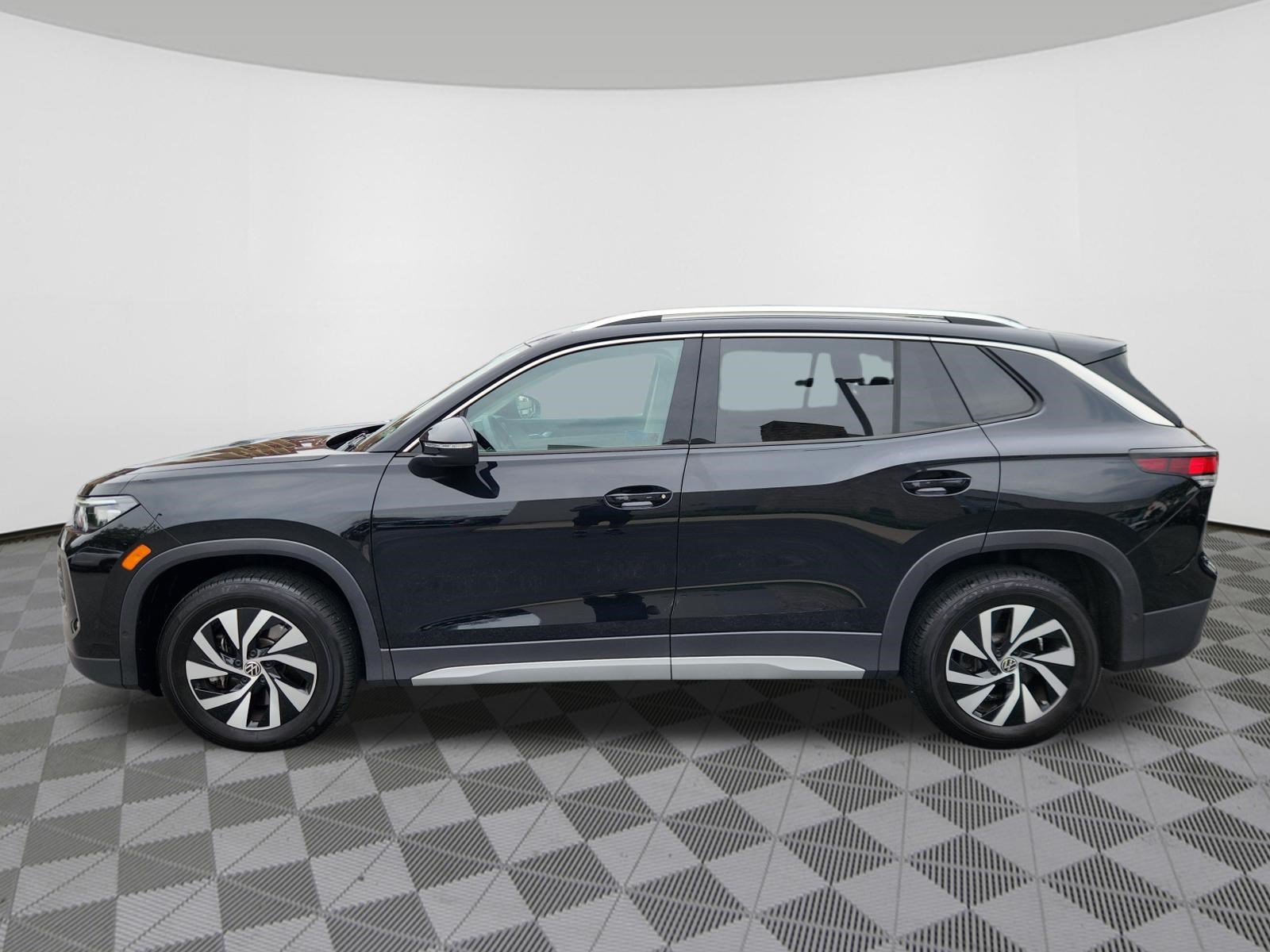 Used 2025 Volkswagen Tiguan S AWD/4WD image 5