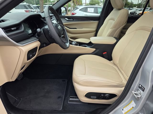 Certified 2024 Jeep Grand Cherokee Limited w/ Luxury Tech Group II AWD/4WD image 3