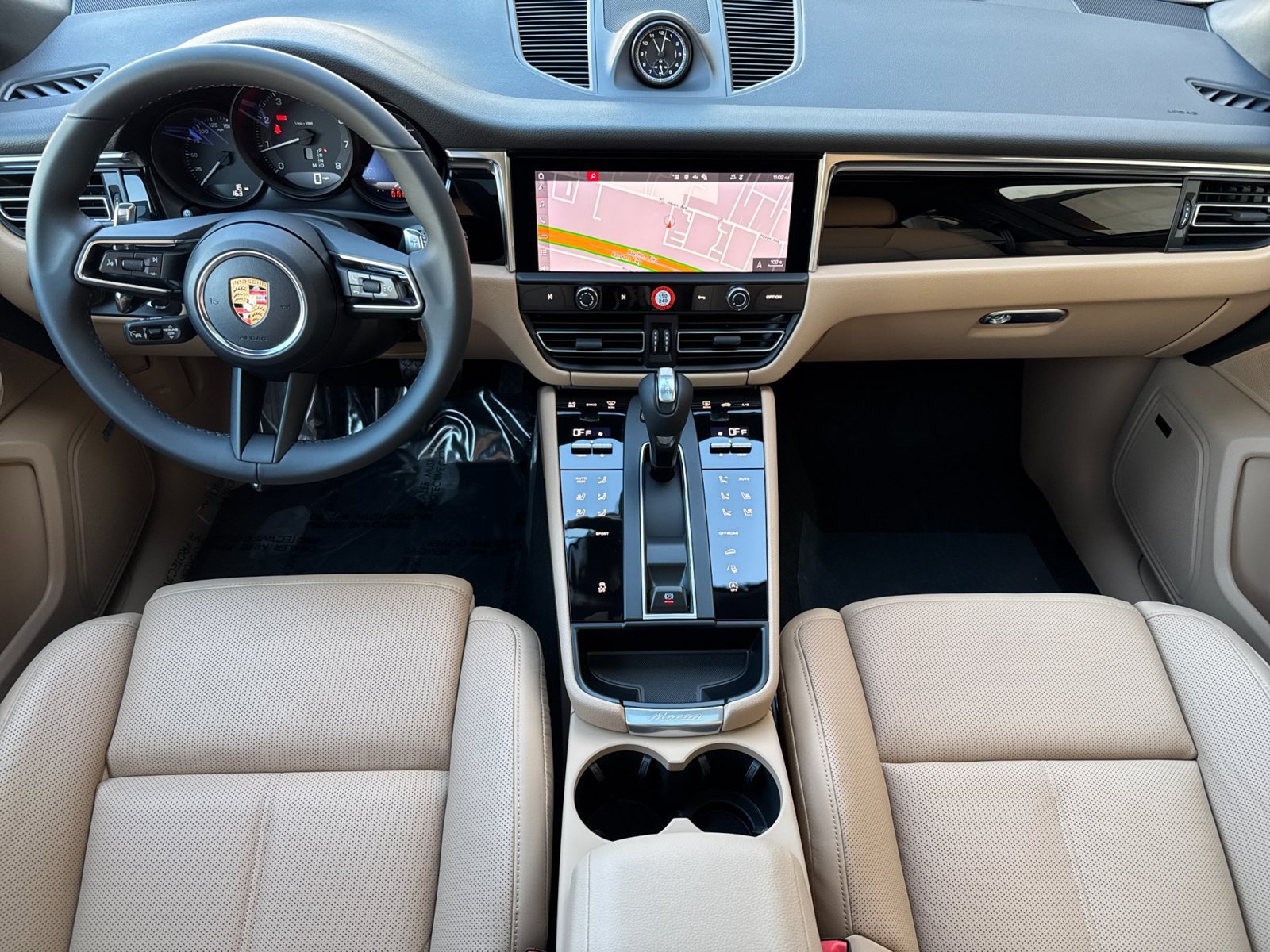 Certified 2026 Porsche Macan AWD/4WD image 6
