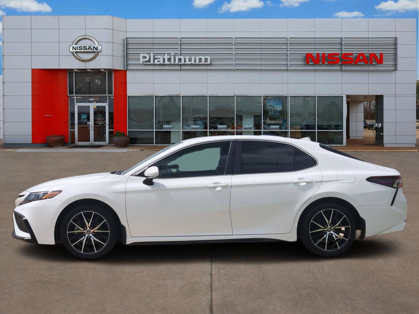 Used 2023 Toyota Camry SE w/ Convenience Package FWD image 3