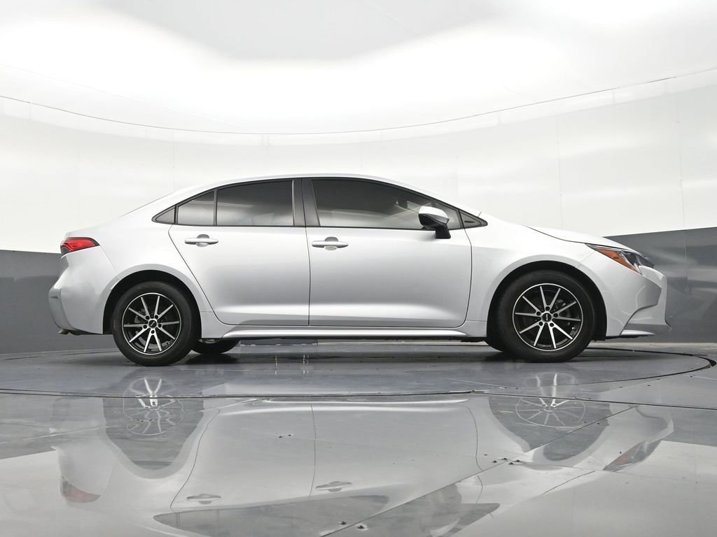 Used 2022 Toyota Corolla LE FWD image 28