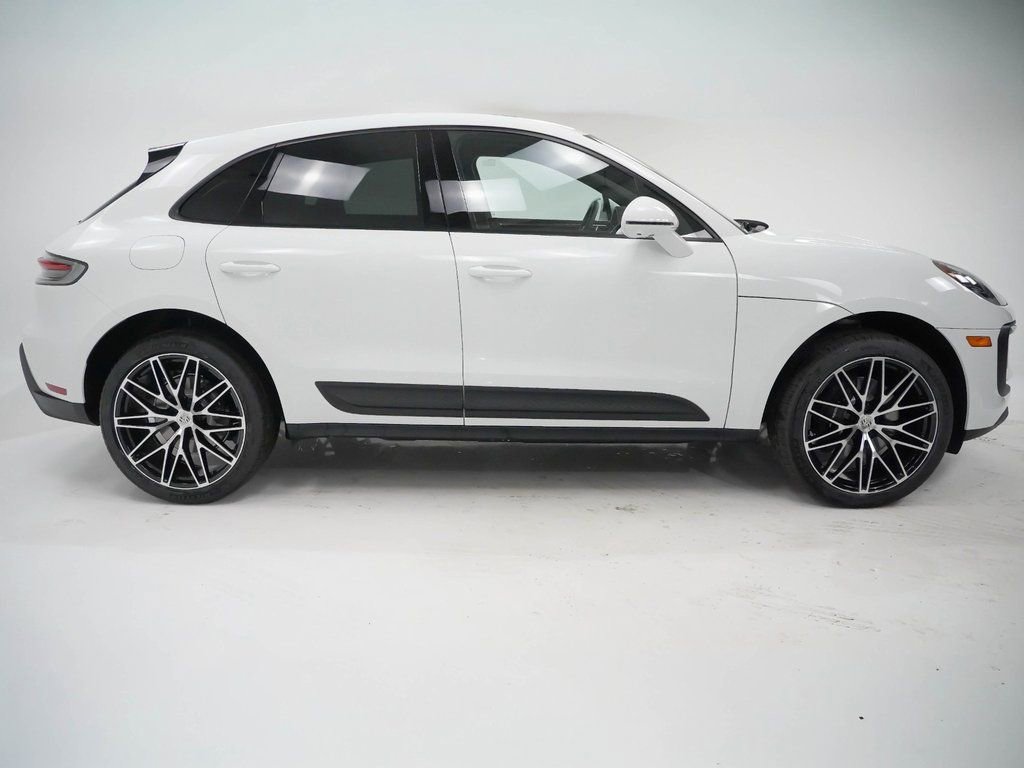 Certified 2025 Porsche Macan image 9
