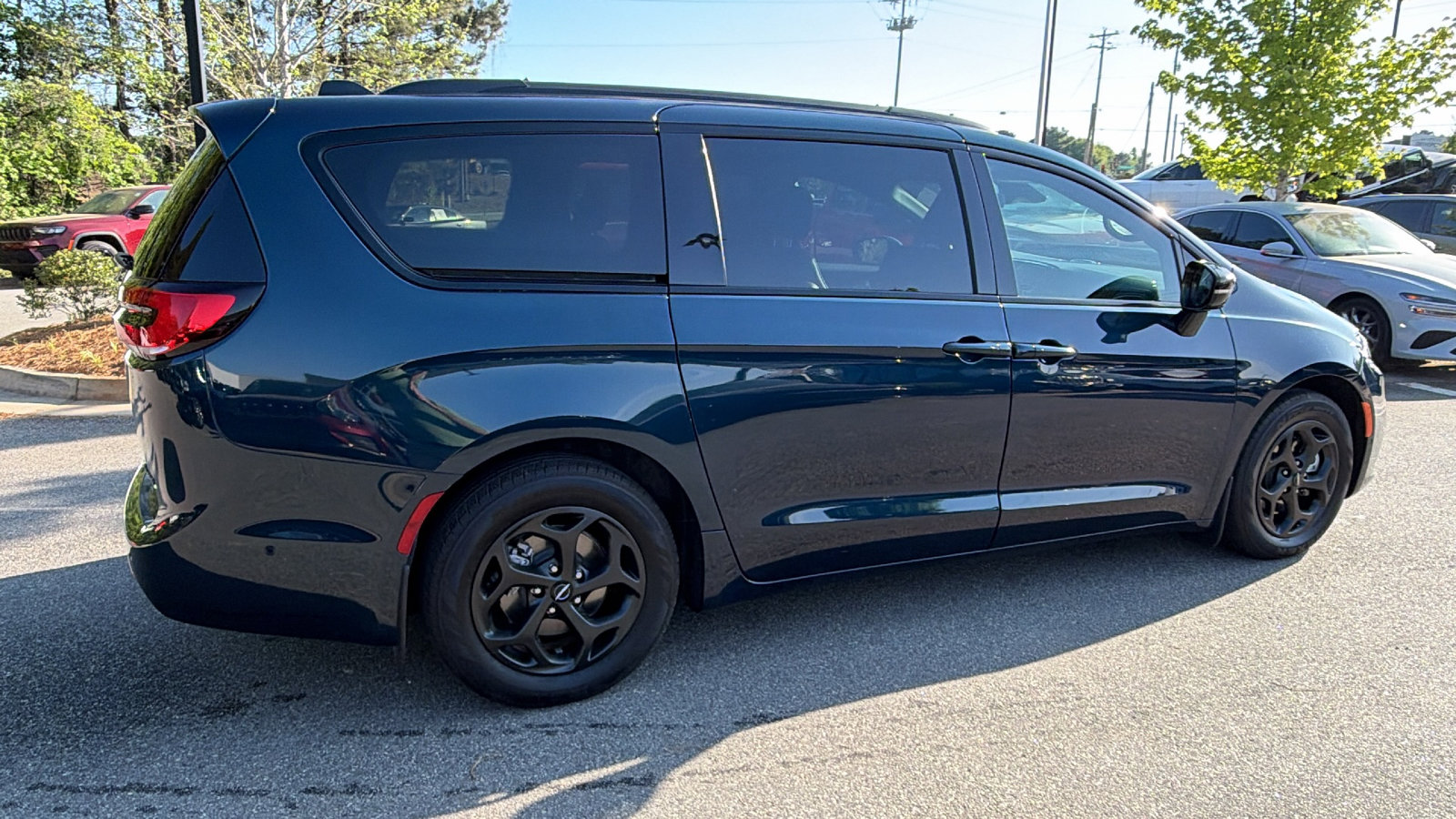 Used 2024 Chrysler Pacifica Premium FWD image 8