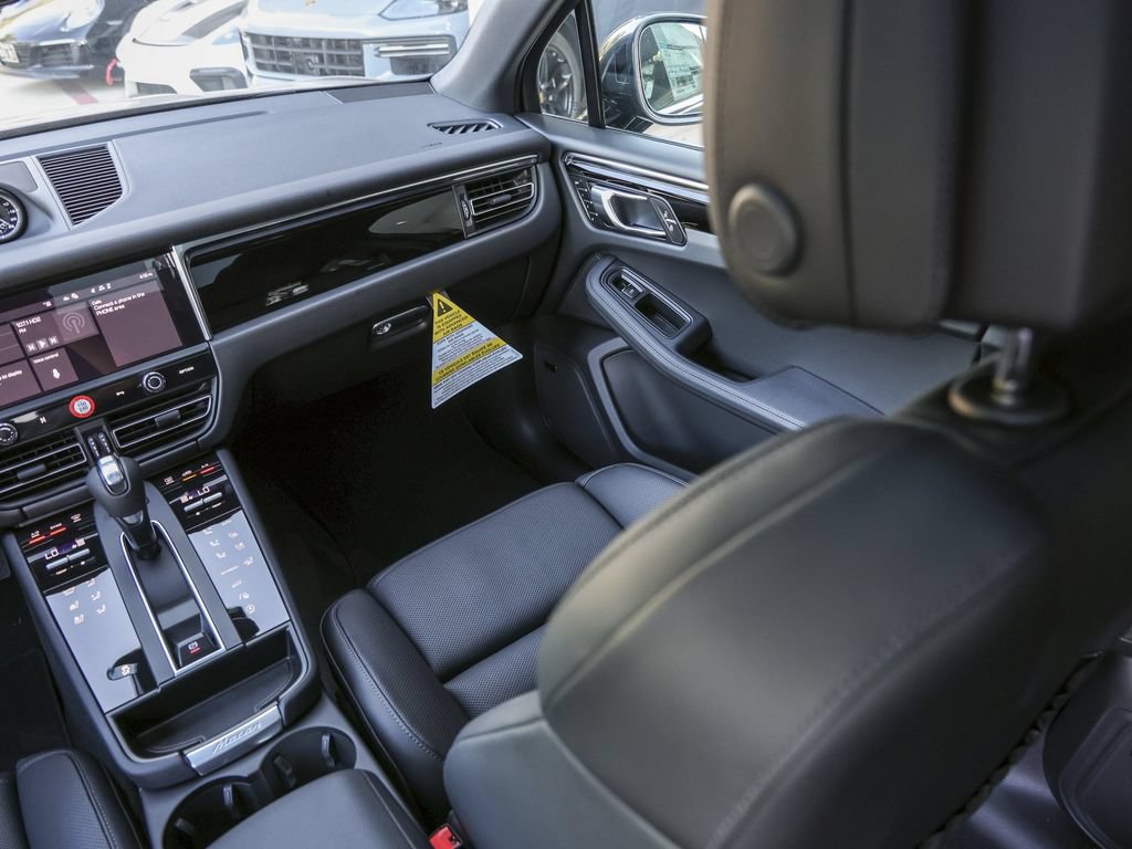 Certified 2026 Porsche Macan AWD/4WD image 35