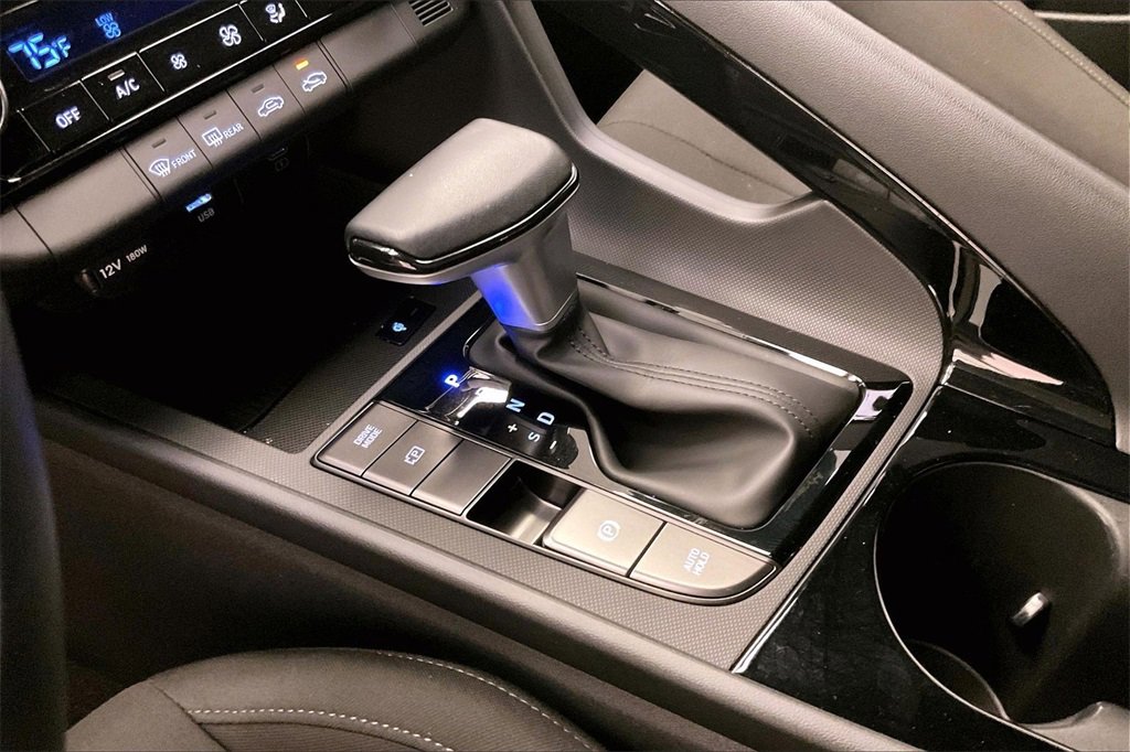 Certified 2025 Hyundai Elantra SEL image 15