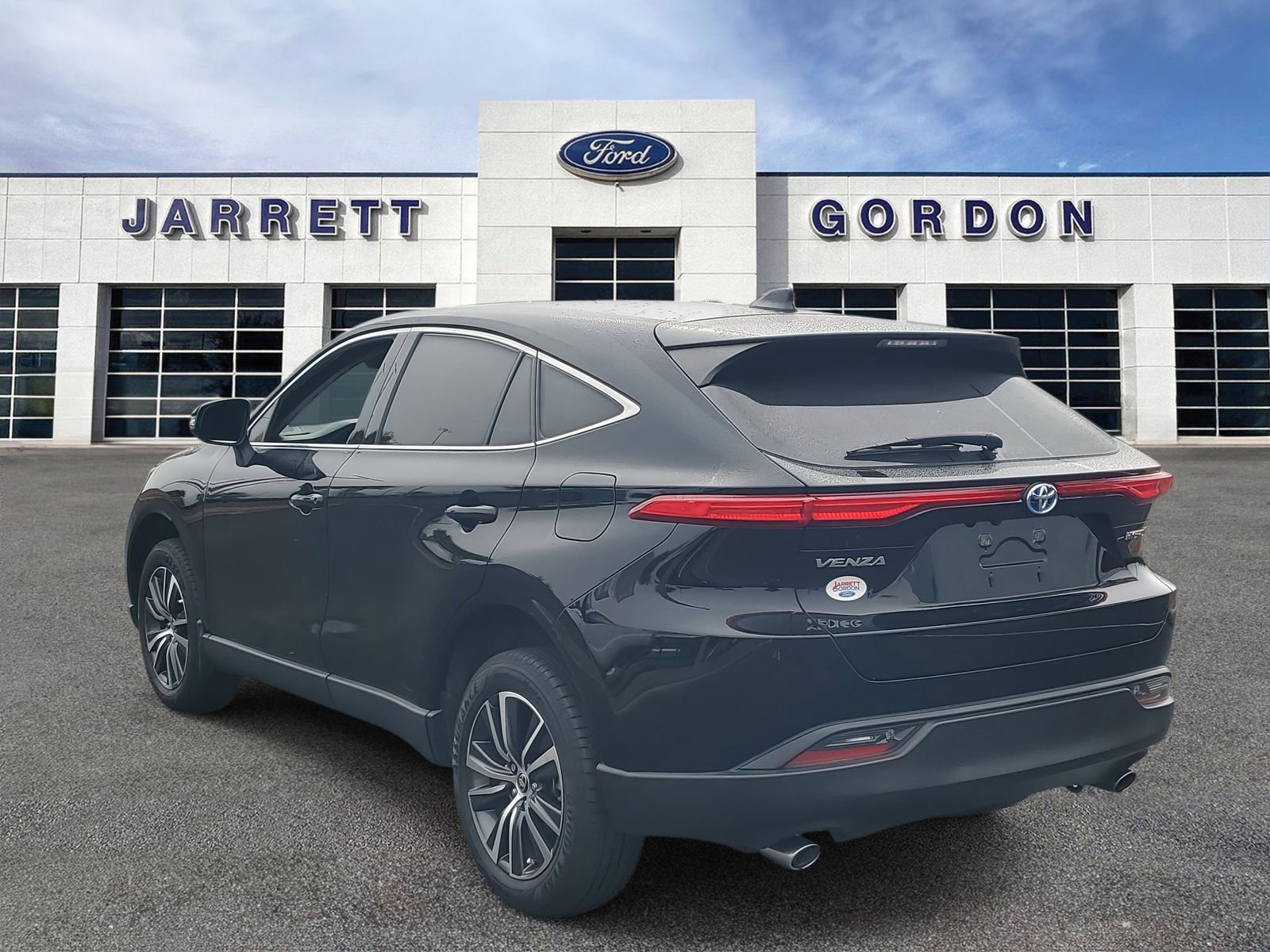 Used 2022 Toyota Venza LE image 3