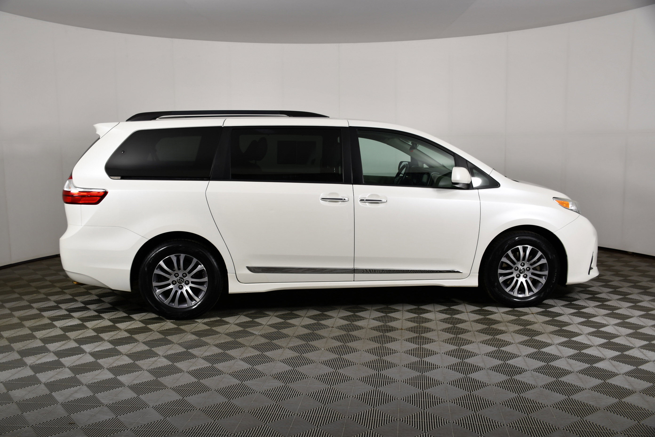 Used 2018 Toyota Sienna XLE FWD image 5