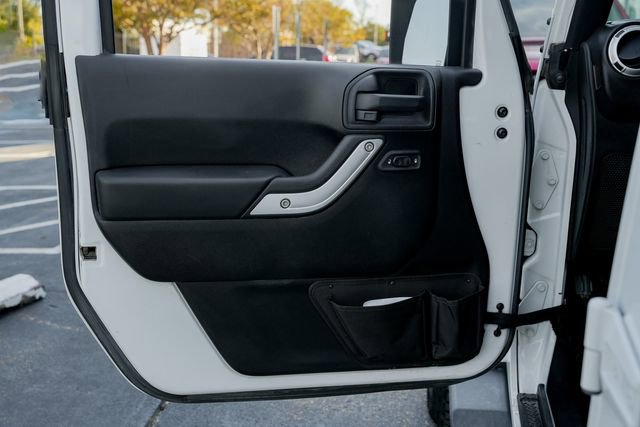 Used 2016 Jeep Wrangler Unlimited Sahara w/ Connectivity Group image 17