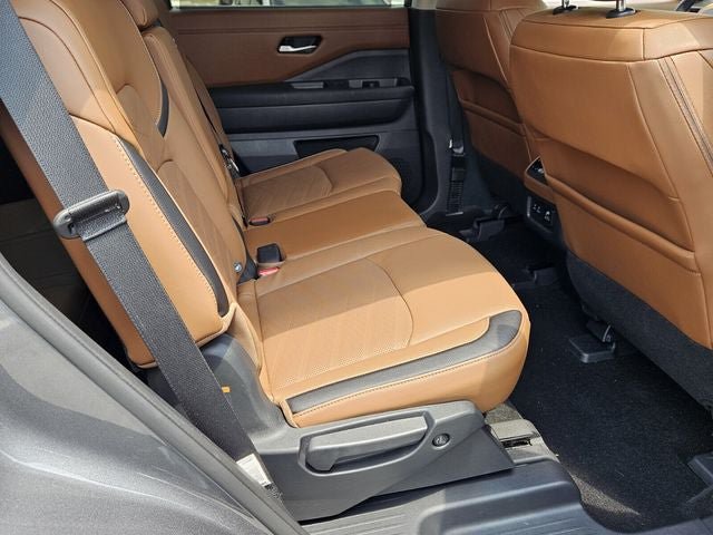 Used 2025 Nissan Pathfinder Platinum w/ Cargo Package FWD image 15