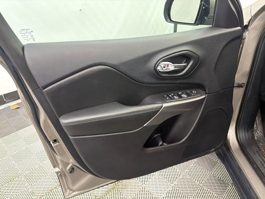 Used 2019 Jeep Cherokee Latitude Plus w/ Comfort/Convenience Group image 11