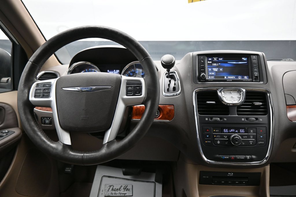 Used 2016 Chrysler Town & Country Touring-L FWD image 15