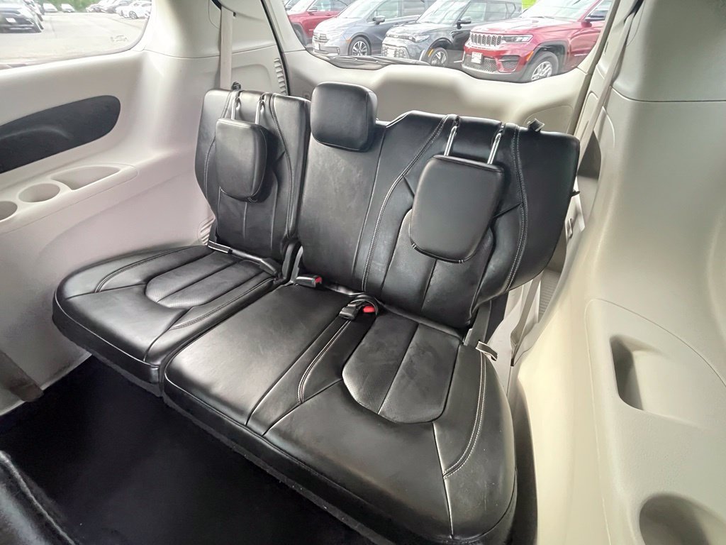 Used 2023 Chrysler Pacifica Touring-L FWD image 9
