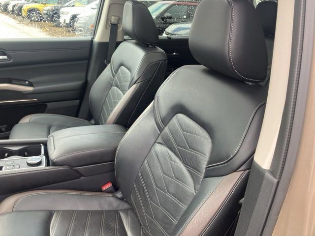 Used 2024 Nissan Pathfinder Platinum w/ Cargo Package image 14