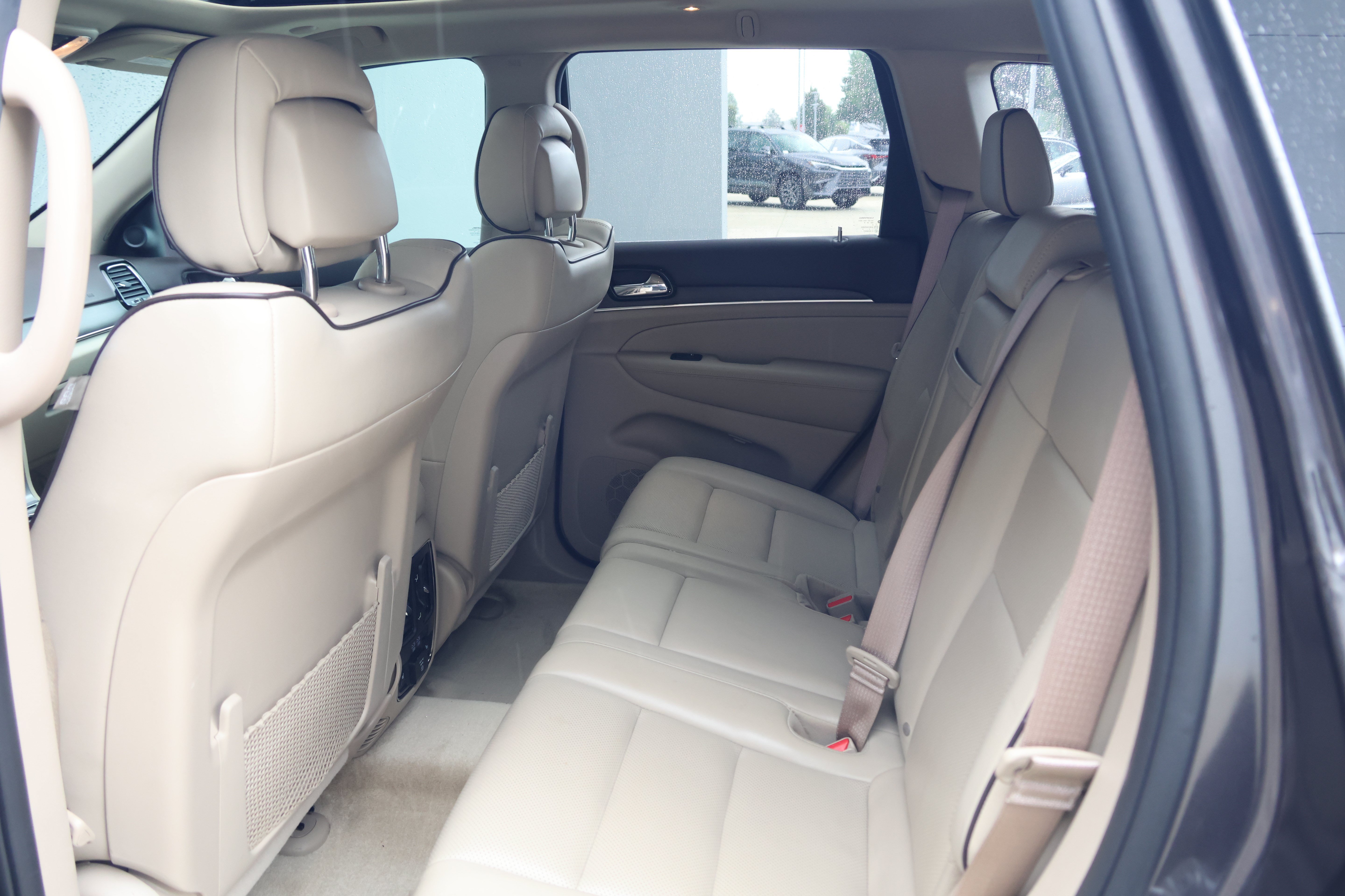 Used 2019 Jeep Grand Cherokee Overland AWD/4WD image 34