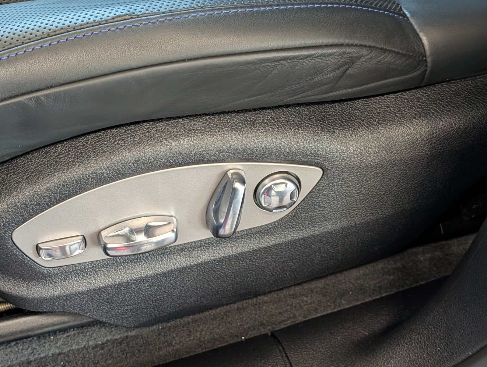 Used 2023 Porsche Macan Turbo AWD/4WD image 9