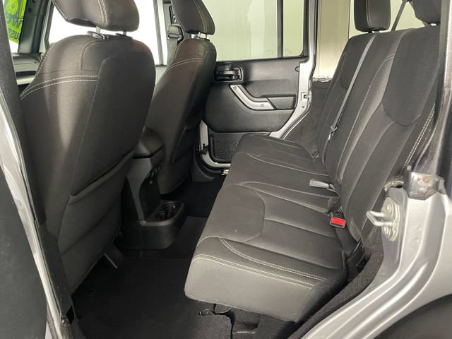Used 2018 Jeep Wrangler Unlimited Sahara w/ Connectivity Group AWD/4WD image 18