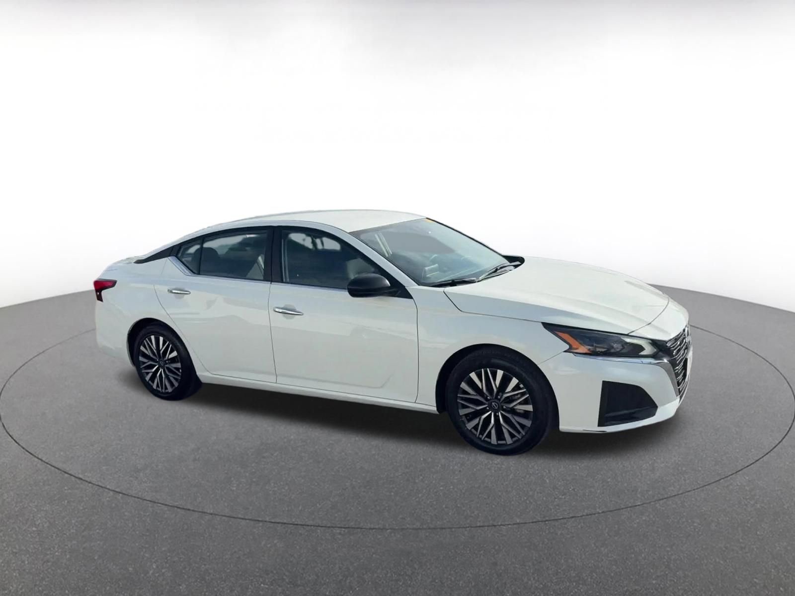 Used 2025 Nissan Altima 2.5 SV FWD image 2