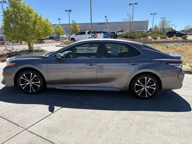 Used 2018 Toyota Camry SE image 3