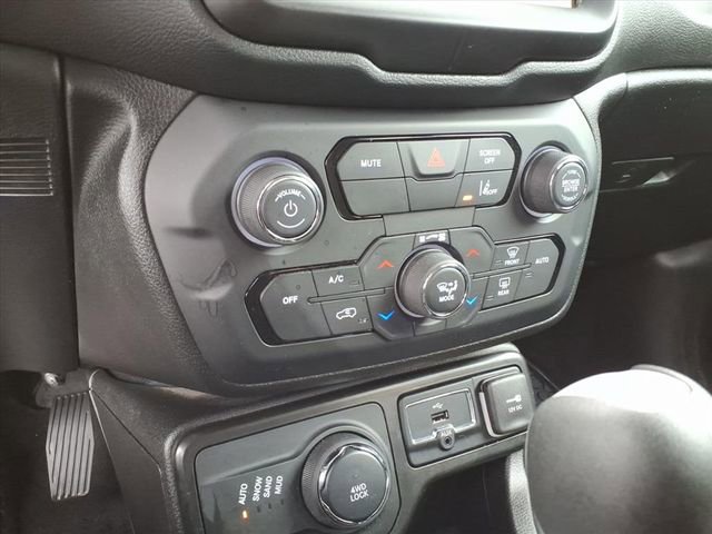 Used 2023 Jeep Renegade Latitude AWD/4WD image 22