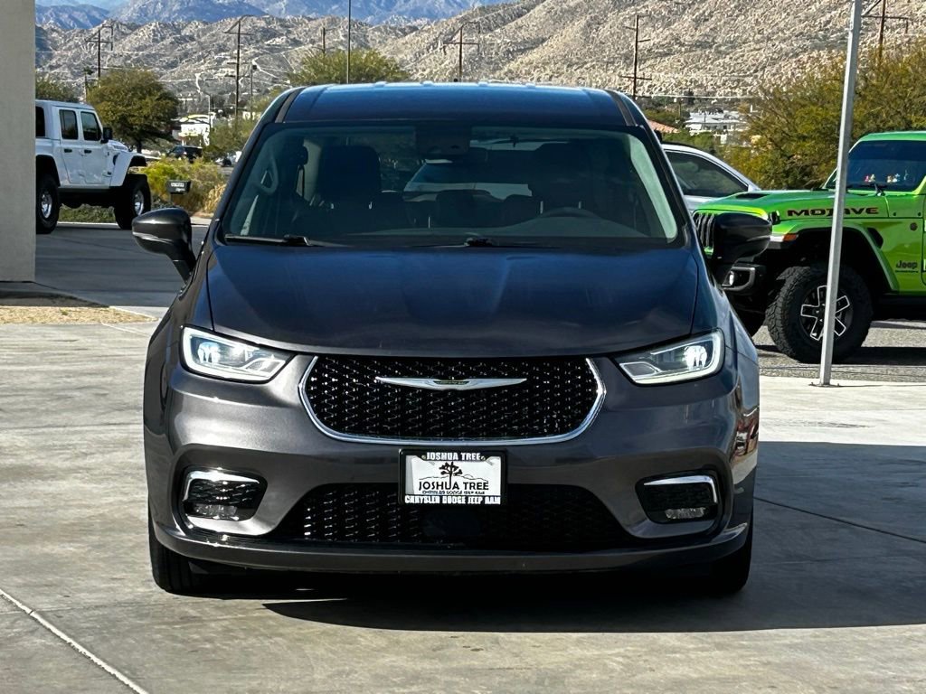 Used 2023 Chrysler Pacifica Touring-L image 2