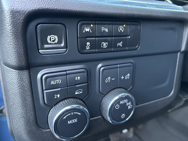 Used 2025 Chevrolet Suburban LT AWD/4WD image 13