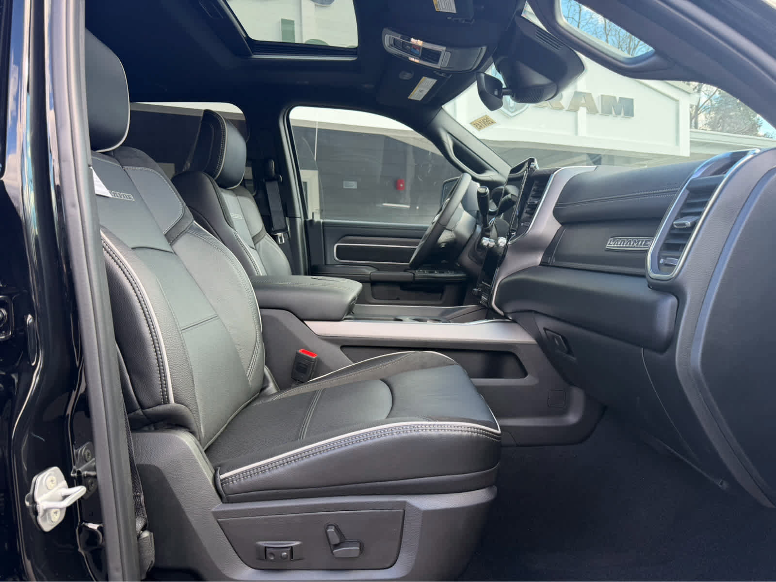 New 2026 RAM 2500 Laramie AWD/4WD image 15