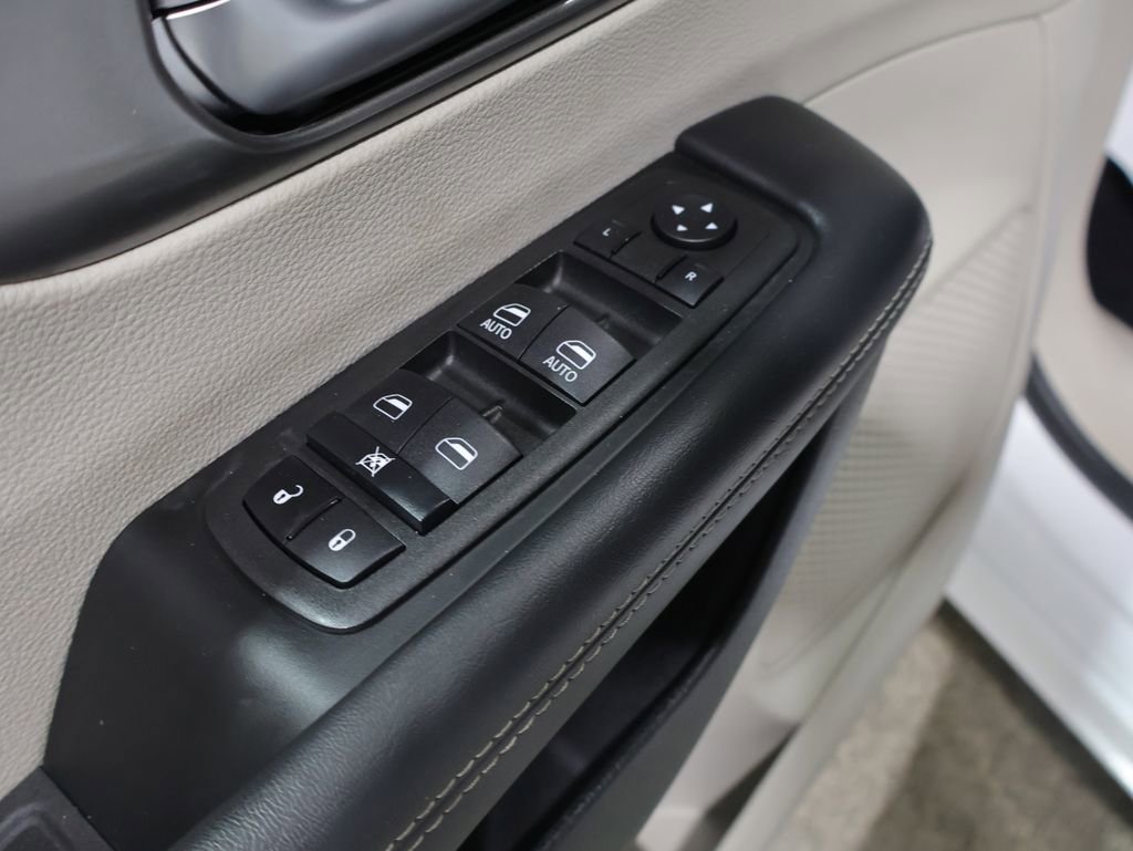 Used 2023 Chrysler Pacifica Touring-L image 14