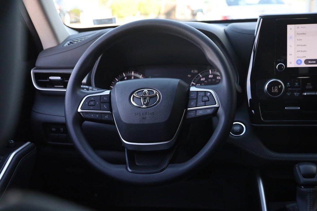 Used 2023 Toyota Highlander L AWD/4WD image 23