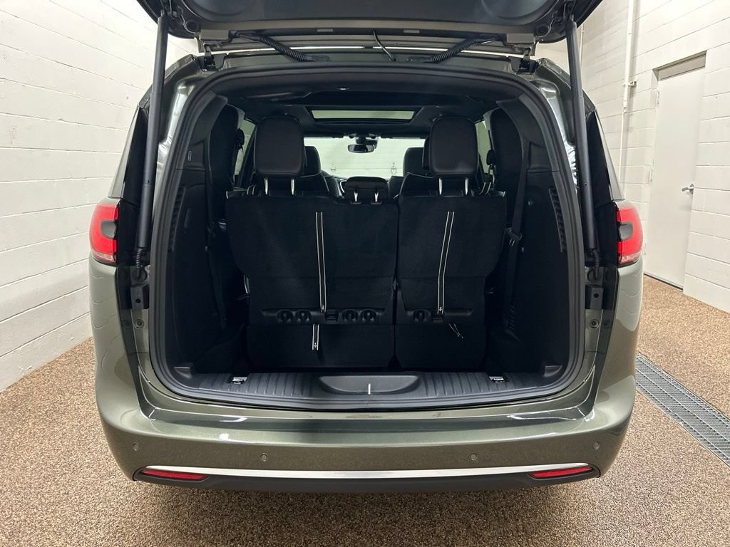 New 2027 Chrysler Pacifica Limited FWD image 15