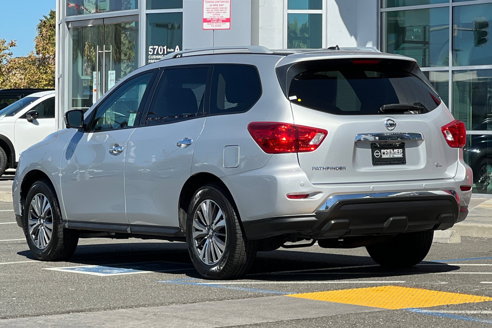 Used 2017 Nissan Pathfinder SL FWD image 6