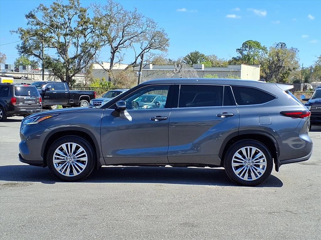Used 2025 Toyota Highlander Platinum image 4