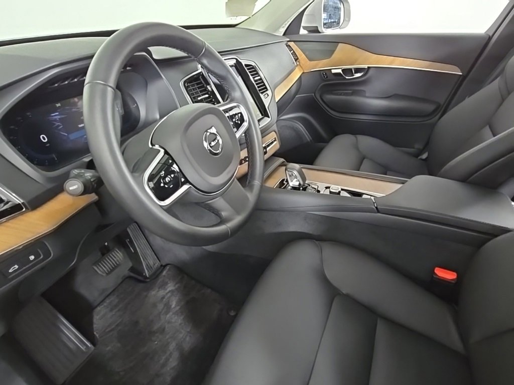 Certified 2025 Volvo XC90 T8 Plus image 17