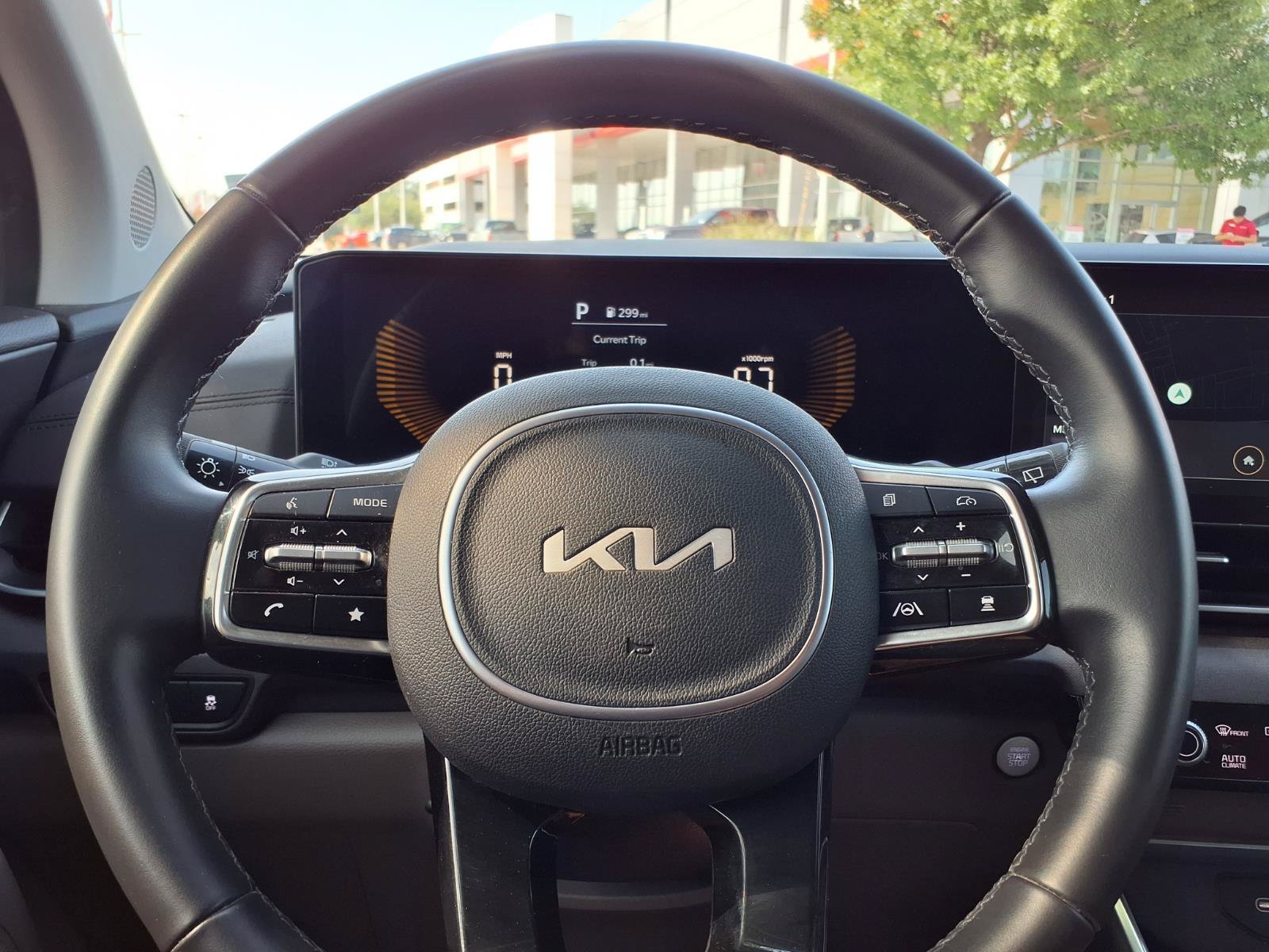 Used 2025 Kia Carnival EX FWD image 23