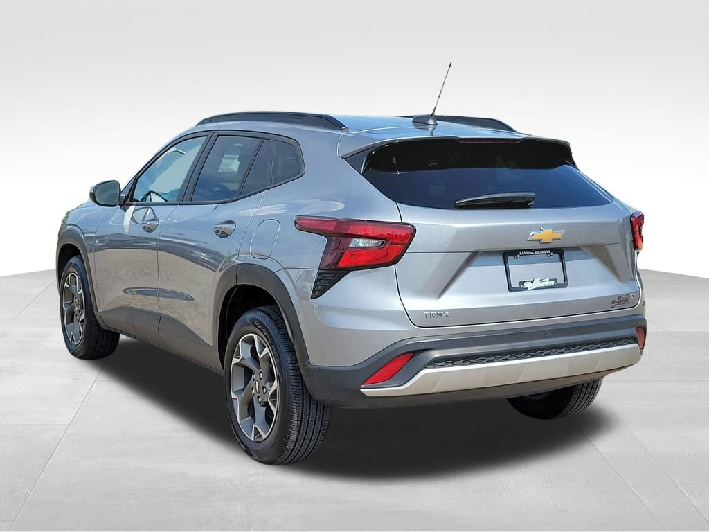 Used 2024 Chevrolet Trax LT w/ Driver Confidence Package FWD image 4