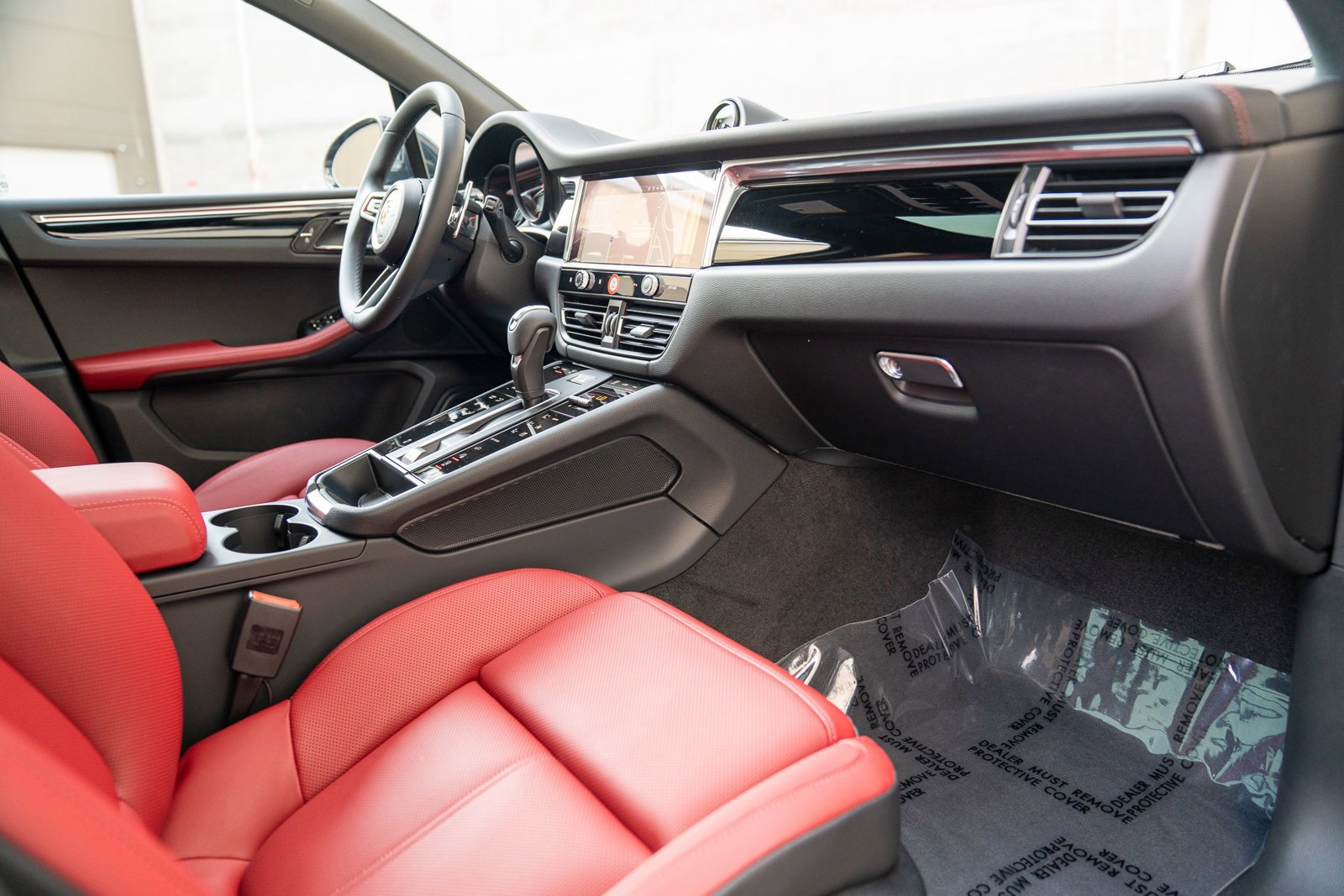 Certified 2025 Porsche Macan AWD/4WD image 23