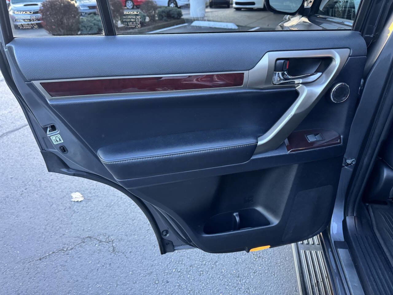 Used 2017 Lexus GX 460 Luxury w/ Preferred Accessory Package image 18