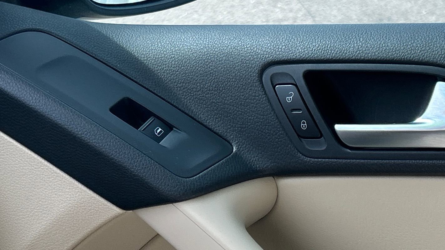 Used 2017 Volkswagen Tiguan S image 32