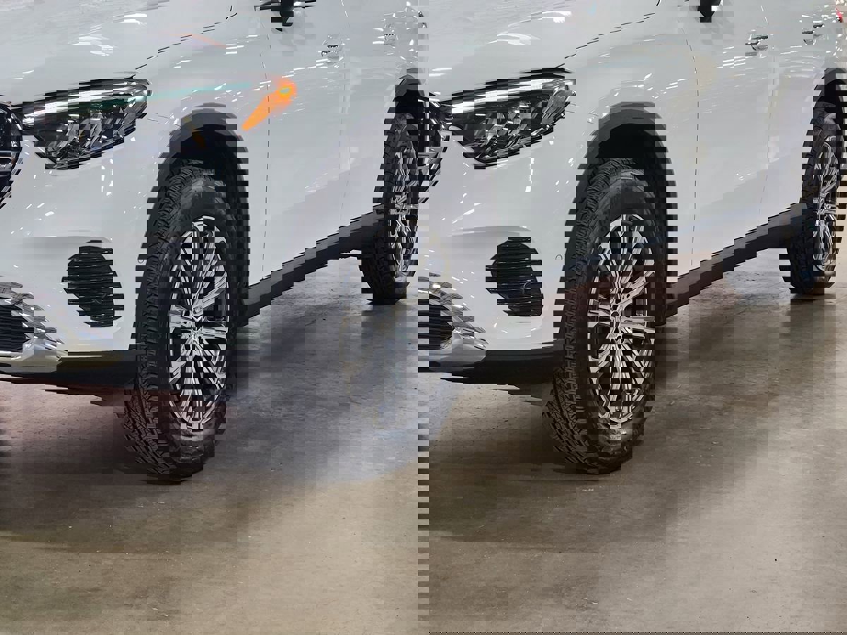 Used 2025 Mercedes-Benz GLC 300 4MATIC image 17