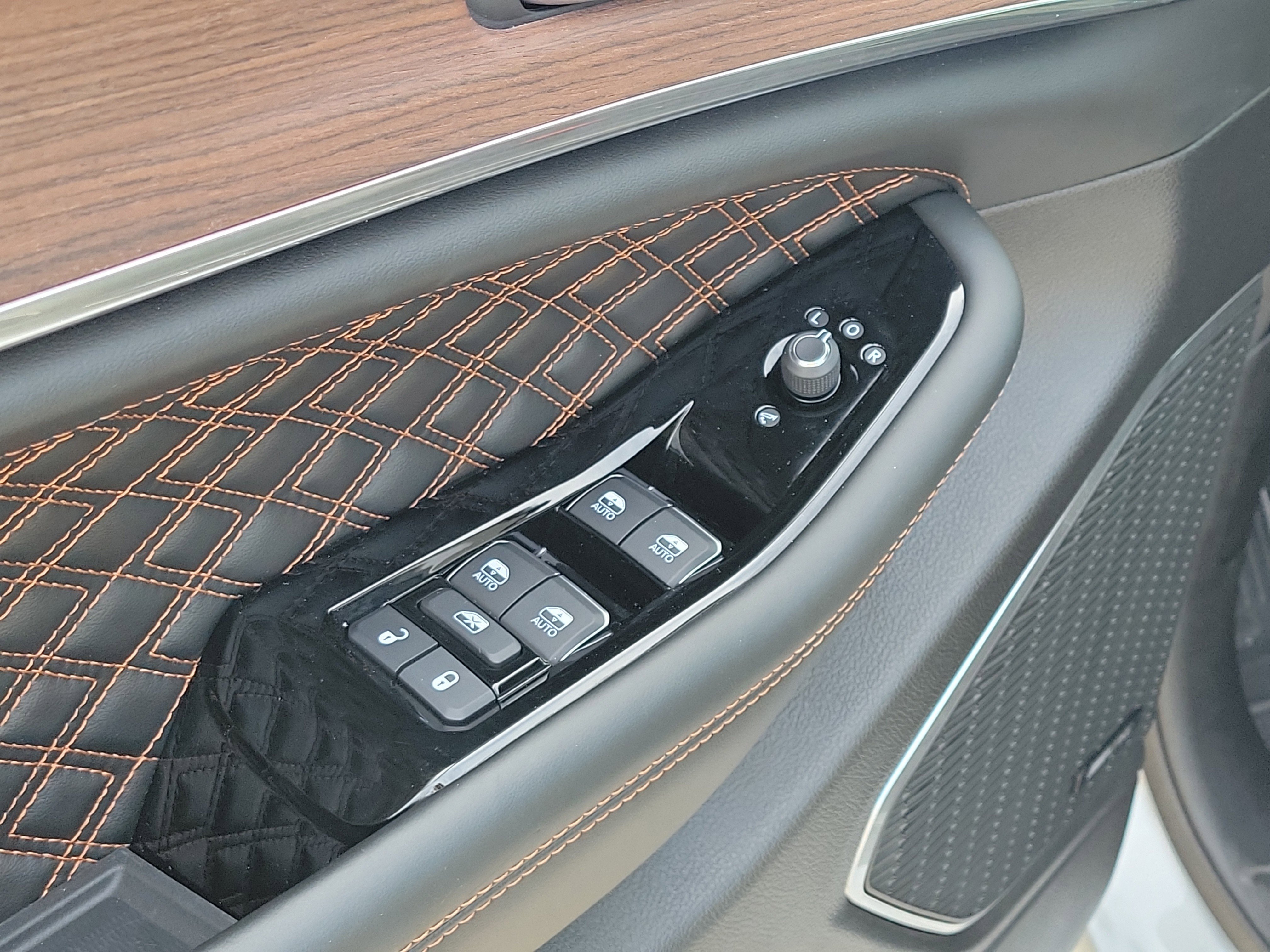 Used 2024 Jeep Grand Cherokee Summit w/ Luxury Tech Group V image 20